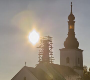Schlesisch-deutsches Echo im Herzen von Pajęczno: Kirche Mariä Himmelfahrt und St. Leonhard